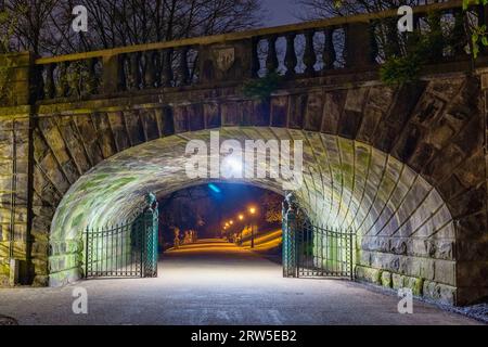 Nachtfoto des Archway im Avenham Park, Preston, Lancashire Stockfoto