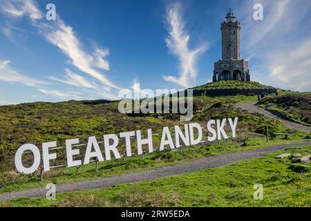 Darwen Tower, Lancashire (mit von Erde und Himmel riesengroßen Gedichten) Stockfoto