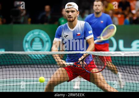 Die tschechischen Tennisspieler Adam Pavlasek (hinten) und Tomas Machac (vorne abgebildet) im Spiel 2023 gegen Novak Djokovic A im Davis Cup Stockfoto