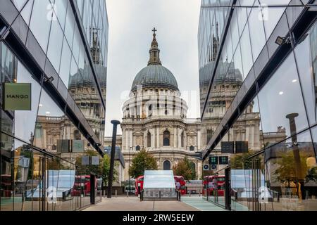 St Pauls Cathedral und die Reflexion von Glaswänden von One New Change Gebäude in London Stockfoto