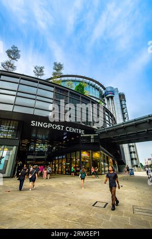 Singpost Centre neben dem Paya Lebar Quarter. Es liegt im kulturreichen Viertel Paya Lebar, Singapur. Stockfoto