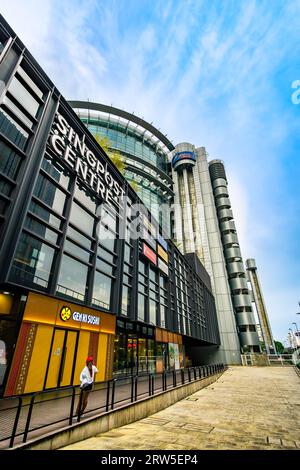 Singpost Centre neben dem Paya Lebar Quarter. Es liegt im kulturreichen Viertel Paya Lebar, Singapur. Stockfoto