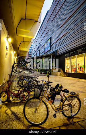Fahrradständer im Paya Lebar Viertel. Es befindet sich im kulturreichen Viertel Paya Lebar, Singapur. Stockfoto