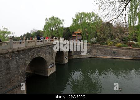 Peking, China - 11. April 2021: Touristen spielen auf der Steinbrücke, Beihai Park, Peking Stockfoto