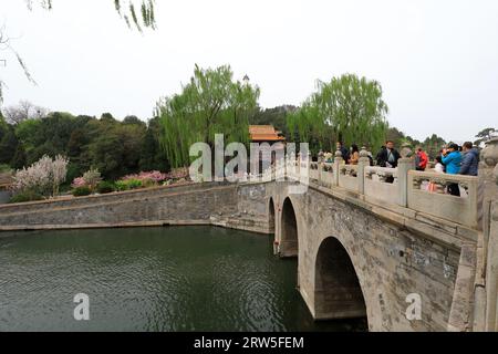 Peking, China - 11. April 2021: Touristen spielen auf der Steinbrücke, Beihai Park, Peking Stockfoto
