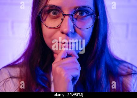 Porträt einer nachdenklichen jungen Frau mit Brille. Stockfoto