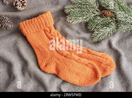 Handgefertigte Stricksocken aus Wolle, Weihnachtsgeschenke. Stockfoto