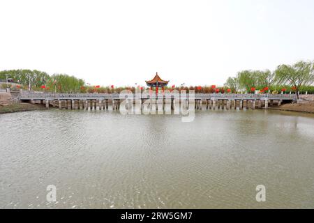 Brücken und Pavillons befinden sich auf einem künstlichen See in einem Park in Nordchina Stockfoto