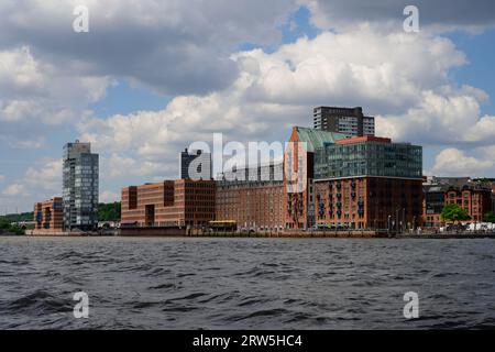 Hamburg, Deutschland - 14. Juni 2023: Elbspeicher und moderne Architektur am Elbufer. Stockfoto