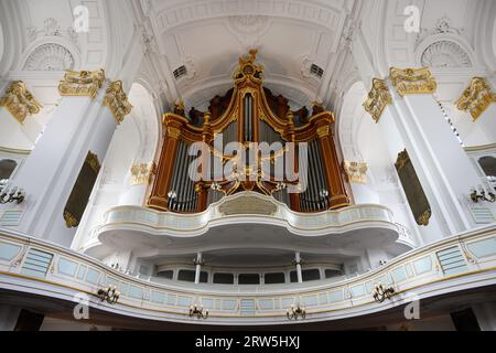 Hamburg, Deutschland - 15. Juni 2023: Innere und große Orgel des Hl. Michaeliskirche Hauptkirche Stockfoto