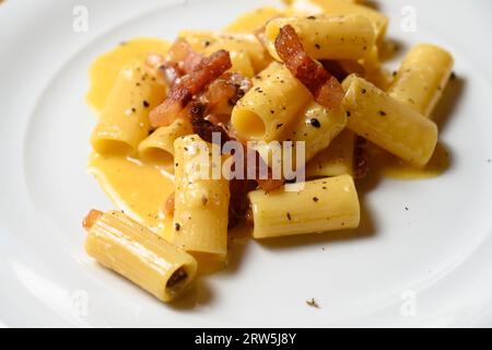 Rigatoni Carbonara Pasta mit Eiern, Pecorino Romano und Guanciale im römischen oder Lazio-Stil Stockfoto