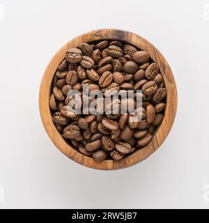 Geröstete Kaffeebohnen in einer Schüssel auf weißem Hintergrund Stockfoto