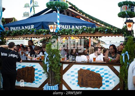 München, Deutschland. September 2023. . Hunderttausende besuchen das Oktoberfest 2023 am 16. September 2023 in München. Es ist die 188. Auflage des größten Volksfestes der Welt. 600 Polizeibeamte werden die Wiesn, die Besucher, die Geschäfte rund um die Wiesn und den Verkehr sichern. (Foto: Alexander Pohl/SIPA USA) Credit: SIPA USA/Alamy Live News Stockfoto