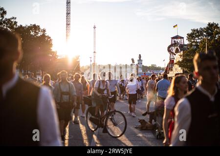 München, Deutschland. September 2023. . Hunderttausende besuchen das Oktoberfest 2023 am 16. September 2023 in München. Es ist die 188. Auflage des größten Volksfestes der Welt. 600 Polizeibeamte werden die Wiesn, die Besucher, die Geschäfte rund um die Wiesn und den Verkehr sichern. (Foto: Alexander Pohl/SIPA USA) Credit: SIPA USA/Alamy Live News Stockfoto