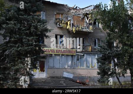 Huliaipole, Ukraine. September 2023. Ein Wohnhaus, das durch russische Beschuss beschädigt wurde. Huliaipole befindet sich in der Nähe der Frontlinie in der Region Zaporischschschija, wo die Gegenoffensive der Ukraine gegen russische Streitkräfte stattfand. Die Stadt hat täglich Raketen- und Artillerieangriffe russischer Streitkräfte erlitten. Quelle: SOPA Images Limited/Alamy Live News Stockfoto