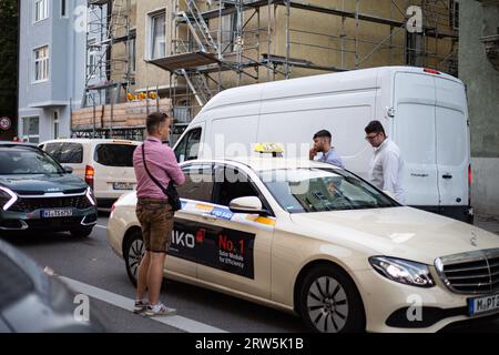 München, Deutschland. September 2023. Wiesnbesucher steigen in ein fahrendes Taxi. . - Besucher betreten ein Taxi. Hunderttausende besuchen das Oktoberfest 2023 am 16. September 2023 in München. Es ist die 188. Auflage des größten Volksfestes der Welt. 600 Polizeibeamte werden verpflichtet sein, die Wiesn, die Besucher, die Unternehmen rund um und Credit: SIPA USA/Alamy Live News zu sichern Stockfoto