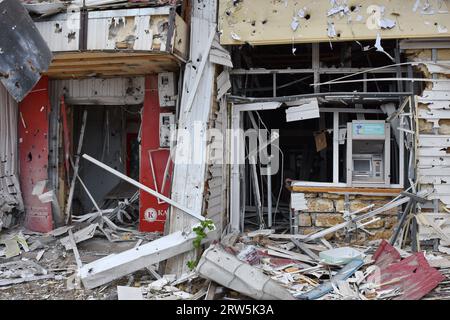 Huliaipole, Ukraine. September 2023. Allgemeine Sicht auf das Bankbüro, das durch russische Beschuss zerstört wurde. Huliaipole befindet sich in der Nähe der Frontlinie in der Region Zaporischschschija, wo die Gegenoffensive der Ukraine gegen russische Streitkräfte stattfand. Die Stadt hat täglich Raketen- und Artillerieangriffe russischer Streitkräfte erlitten. Quelle: SOPA Images Limited/Alamy Live News Stockfoto