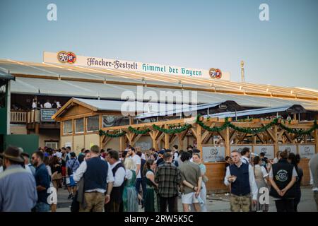 München, Deutschland. September 2023. Hacker-Festzelt. . - Hacker-Zelt. Hunderttausende besuchen das Oktoberfest 2023 am 16. September 2023 in München. Es ist die 188. Auflage des größten Volksfestes der Welt. 600 Polizeibeamte werden die Wiesn, die Besucher, die Geschäfte rund um die Wiesn und den Verkehr sichern. (Foto von Alexander Pohl Credit: SIPA USA/Alamy Live News Stockfoto