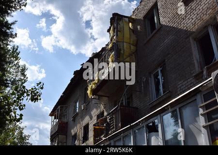 Huliaipole, Ukraine. September 2023. Ein Wohnhaus, das durch russische Beschuss beschädigt wurde. Huliaipole befindet sich in der Nähe der Frontlinie in der Region Zaporischschschija, wo die Gegenoffensive der Ukraine gegen russische Streitkräfte stattfand. Die Stadt hat täglich Raketen- und Artillerieangriffe russischer Streitkräfte erlitten. (Foto: Andriy Andriyenko/SOPA Images/SIPA USA) Credit: SIPA USA/Alamy Live News Stockfoto