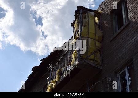 Huliaipole, Ukraine. September 2023. Ein Wohnhaus, das durch russische Beschuss beschädigt wurde. Huliaipole befindet sich in der Nähe der Frontlinie in der Region Zaporischschschija, wo die Gegenoffensive der Ukraine gegen russische Streitkräfte stattfand. Die Stadt hat täglich Raketen- und Artillerieangriffe russischer Streitkräfte erlitten. (Foto: Andriy Andriyenko/SOPA Images/SIPA USA) Credit: SIPA USA/Alamy Live News Stockfoto