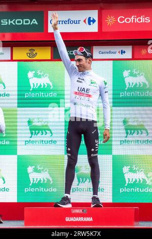 Guadarrama, Madrid, Spanien. September 2023. Juan Ayuso (VAE Team Emirates), Jugendtrikot der Vuelta Espa''„A 2023, feiert am Ende der 20. Etappe des spanischen Radrennens La Vuelta am 16. September 2023 in Guadarrama, Spanien, auf dem Podium (Credit Image: © Alberto Gardin/ZUMA Press Wire) NUR REDAKTIONELLER GEBRAUCH! Nicht für kommerzielle ZWECKE! Stockfoto