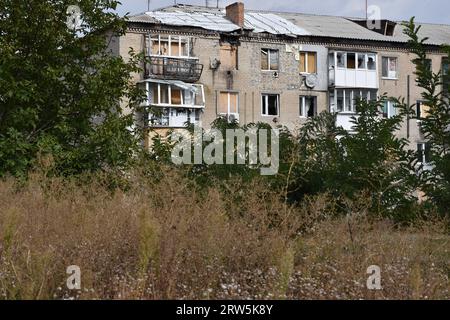 Huliaipole, Ukraine. September 2023. Allgemeiner Blick auf ein Wohnhaus, das durch russische Beschuss beschädigt wurde. Huliaipole befindet sich in der Nähe der Frontlinie in der Region Zaporischschschija, wo die Gegenoffensive der Ukraine gegen russische Streitkräfte stattfand. Die Stadt hat täglich Raketen- und Artillerieangriffe russischer Streitkräfte erlitten. (Foto: Andriy Andriyenko/SOPA Images/SIPA USA) Credit: SIPA USA/Alamy Live News Stockfoto