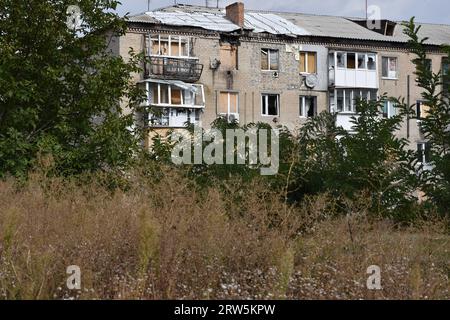 Huliaipole, Zaporizhzhia, Ukraine. September 2023. Allgemeiner Blick auf ein Wohnhaus, das durch russische Beschuss beschädigt wurde. Huliaipole befindet sich in der Nähe der Frontlinie in der Region Zaporischschschija, wo die Gegenoffensive der Ukraine gegen russische Streitkräfte stattfand. Die Stadt hat täglich Raketen- und Artillerieangriffe russischer Streitkräfte erlitten. (Bild: © Andriy Andriyenko/SOPA Images via ZUMA Press Wire) NUR REDAKTIONELLE VERWENDUNG! Nicht für kommerzielle ZWECKE! Stockfoto