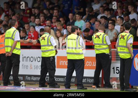 Stewards während des Sky Bet EFL League Two Matches zwischen Crawley Town und Tranmere Rovers im Broadfield Stadium, Crawley, Großbritannien - 16. September 2023 Foto Simon Dack / Telephoto Images nur redaktionell verwendbar. Kein Merchandising. Für Football Images gelten die FA- und Premier League-Einschränkungen, einschließlich keine Nutzung des Internets/Mobilgeräts ohne FAPL-Lizenz. Für weitere Informationen wenden Sie sich bitte an Football Dataco Stockfoto