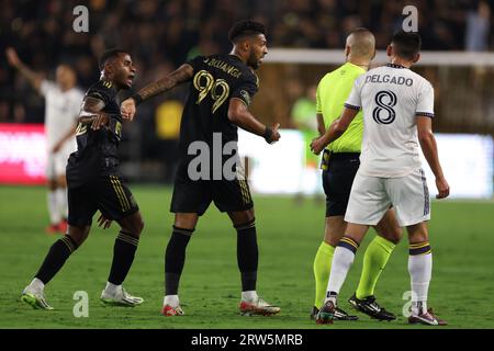 Los Angeles, Kalifornien, USA. September 2023. Los Angeles FC-Verteidiger DIEGO PALACIOS (12) und Los Forward DENIS BOUANGA (99) sprechen mit dem Schiedsrichter während eines MLS-Fußballspiels zwischen Los Angeles Galaxy und Los Angeles FC im BMO Stadium in Los Angeles, Kalifornien. (Bild: © Brenton TSE/ZUMA Press Wire) NUR REDAKTIONELLE VERWENDUNG! Nicht für kommerzielle ZWECKE! Stockfoto