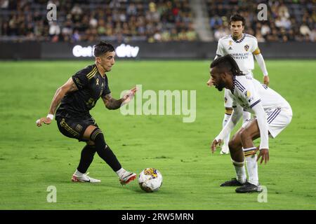 Los Angeles, Kalifornien, USA. September 2023. Der Mittelfeldspieler von Los Angeles, CRISTIAN OLIVERA (25), dribbelt den Ball während eines MLS-Fußballspiels zwischen Los Angeles Galaxy und Los Angeles FC im BMO Stadium in Los Angeles, Kalifornien. (Bild: © Brenton TSE/ZUMA Press Wire) NUR REDAKTIONELLE VERWENDUNG! Nicht für kommerzielle ZWECKE! Stockfoto