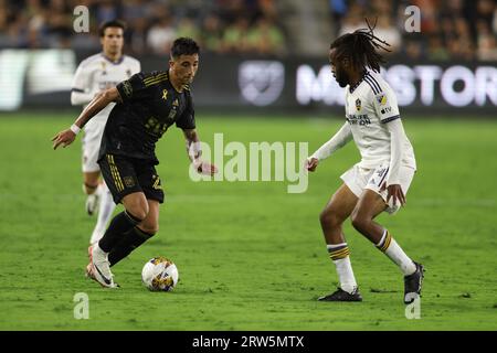 Los Angeles, Kalifornien, USA. September 2023. Der Mittelfeldspieler von Los Angeles, CRISTIAN OLIVERA (25), dribbelt den Ball während eines MLS-Fußballspiels zwischen Los Angeles Galaxy und Los Angeles FC im BMO Stadium in Los Angeles, Kalifornien. (Bild: © Brenton TSE/ZUMA Press Wire) NUR REDAKTIONELLE VERWENDUNG! Nicht für kommerzielle ZWECKE! Stockfoto