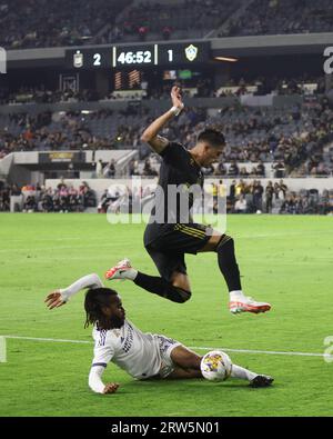 Los Angeles, Kalifornien, USA. September 2023. Los Angeles Galaxy Forward RAHEEM EDWARDS (44) tritt dem Mittelfeldspieler CRISTIAN OLIVERA (25) des Los Angeles FC während eines MLS-Fußballspiels zwischen Los Angeles Galaxy und Los Angeles FC im BMO Stadium in Los Angeles, Kalifornien, entgegen. (Bild: © Brenton TSE/ZUMA Press Wire) NUR REDAKTIONELLE VERWENDUNG! Nicht für kommerzielle ZWECKE! Stockfoto