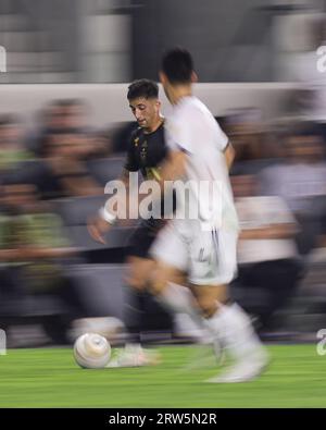 Los Angeles, Kalifornien, USA. September 2023. Der Mittelfeldspieler von Los Angeles, CRISTIAN OLIVERA (25), dribbelt den Ball während eines MLS-Fußballspiels zwischen Los Angeles Galaxy und Los Angeles FC im BMO Stadium in Los Angeles, Kalifornien. (Bild: © Brenton TSE/ZUMA Press Wire) NUR REDAKTIONELLE VERWENDUNG! Nicht für kommerzielle ZWECKE! Stockfoto