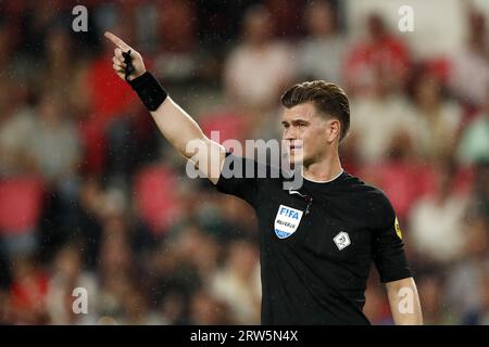 EINDHOVEN-Schiedsrichter Joey Kooij während des niederländischen Eredivisie-Spiels zwischen PSV Eindhoven und NEC Nijmegen im Phillips-Stadion am 16. September 2023 in Eindhoven, Niederlande. ANP BART STOUTJESDIJK Stockfoto