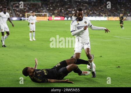 Los Angeles, Kalifornien, USA. September 2023. Los Angeles FC Mittelfeldspieler KELLYN ACOSTA (23) wird von Los Angeles Galaxy Forward RAHEEM EDWARDS (44) während eines MLS-Fußballspiels zwischen Los Angeles Galaxy und Los Angeles FC im BMO Stadium in Los Angeles, Kalifornien, verfochten. (Bild: © Brenton TSE/ZUMA Press Wire) NUR REDAKTIONELLE VERWENDUNG! Nicht für kommerzielle ZWECKE! Stockfoto