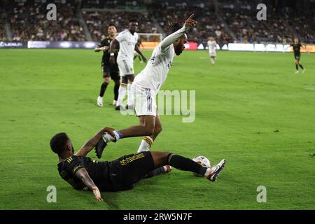 Los Angeles, Kalifornien, USA. September 2023. Los Angeles FC Mittelfeldspieler KELLYN ACOSTA (23) wird von Los Angeles Galaxy Forward RAHEEM EDWARDS (44) während eines MLS-Fußballspiels zwischen Los Angeles Galaxy und Los Angeles FC im BMO Stadium in Los Angeles, Kalifornien, verfochten. (Bild: © Brenton TSE/ZUMA Press Wire) NUR REDAKTIONELLE VERWENDUNG! Nicht für kommerzielle ZWECKE! Stockfoto