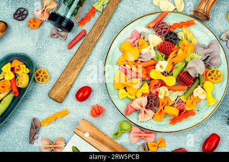 Verschiedene Arten von italienischen Farben, ungekochte Pasta oder Makkaroni für Kinder. Draufsicht Stockfoto