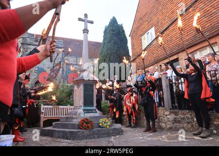 Mayfield, Sussex, Großbritannien 16. September 2023. Die jährliche Veranstaltung, die an die vier protestantischen Märtyrer erinnert, die am 24. September 1556 unter Königin Maria für ihren Glauben auf dem Scheiterhaufen verbrannten. Es wird von der Mayfield Bonfire Society geführt und ist immer ein spektakulärer Abend im Zentrum des hübschen Mayfield. Quelle: Monica Wells/Alamy Live News Stockfoto