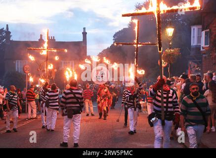 Mayfield, Sussex, Großbritannien 16. September 2023. Die jährliche Veranstaltung, die an die vier protestantischen Märtyrer erinnert, die am 24. September 1556 unter Königin Maria für ihren Glauben auf dem Scheiterhaufen verbrannten. Es wird von der Mayfield Bonfire Society geführt und ist immer ein spektakulärer Abend im Zentrum des hübschen Mayfield. Quelle: Monica Wells/Alamy Live News Stockfoto