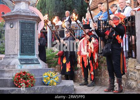 Mayfield, Sussex, Großbritannien 16. September 2023. Die jährliche Veranstaltung, die an die vier protestantischen Märtyrer erinnert, die am 24. September 1556 unter Königin Maria für ihren Glauben auf dem Scheiterhaufen verbrannten. Es wird von der Mayfield Bonfire Society geführt und ist immer ein spektakulärer Abend im Zentrum des hübschen Mayfield. Quelle: Monica Wells/Alamy Live News Stockfoto