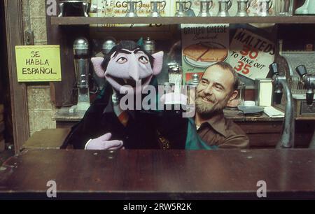 Ein 1978 erschienenes Foto des Puppenspielers Jerry Nelson und seines Alter Ego, dem Grafen. Er wurde in Mr. Hoopers Laden an der Sesame Street gebracht, die damals auf der Upper West Side von Manhattan aufgeklebt wurde. Stockfoto