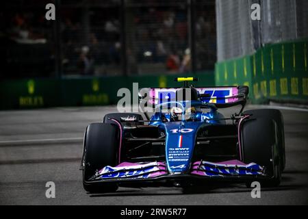 MARINA BAY STREET CIRCUIT, SINGAPUR - 15. SEPTEMBER: Pierre Gasly, Alpine A523 während des Großen Preises von Singapur auf dem Marina Bay Street Circuit am Freitag, 15. September 2023 in Marina Bay, Singapur. (Foto: Michael Potts/BSR Agency) Credit: BSR Agency/Alamy Live News Stockfoto