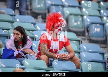 Sotschi, Russland – 7. Juli 2018. Kroatischer Fan mit einer Perücke beim FIFA Fussball-Weltmeisterschaft 2018 im Viertelfinale Russland gegen Kroatien in Sotschi. Stockfoto