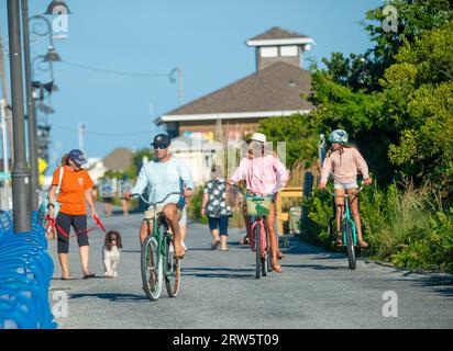 Cape May, Usa. September 2023. Am Samstag, den 16. September 2023, am Cove Beach in Cape May, New Jersey, fahren die Leute mit dem Fahrrad entlang der Promenade, während sie das warme Wetter genießen. Die Temperaturen lagen am letzten Wochenende vor Herbst in den 80er Jahren. William Thomas Cain/Alamy Live News Stockfoto