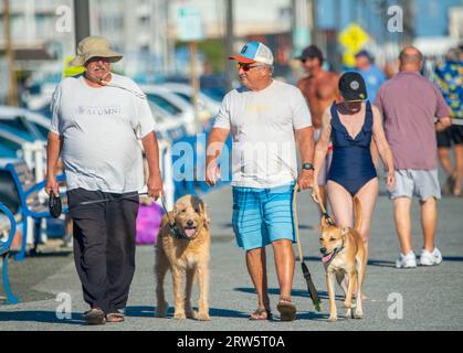 Cape May, Usa. September 2023. Am Samstag, den 16. September 2023, am Cove Beach in Cape May, New Jersey, spazieren die Leute entlang der Promenade, während sie das warme Wetter genießen. Die Temperaturen lagen am letzten Wochenende vor Herbst in den 80er Jahren. William Thomas Cain/Alamy Live News Stockfoto