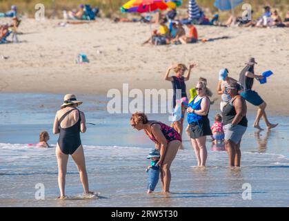 Cape May, Usa. September 2023. Die Leute beobachten die Brandung nach Hurrikan Lee, während die Leute das warme Wetter am Samstag, den 16. September 2023 am Cove Beach in Cape May, New Jersey, genossen. Die Temperaturen lagen am letzten Wochenende vor Herbst in den 80er Jahren. William Thomas Cain/Alamy Live News Stockfoto