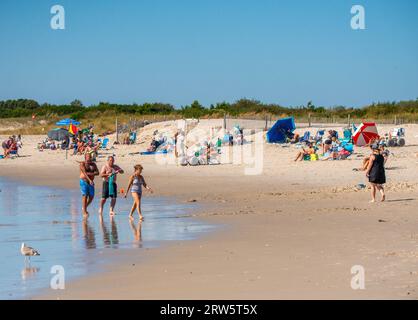 Cape May, Usa. September 2023. Am Samstag, den 16. September 2023, am Cove Beach in Cape May, New Jersey, spazieren die Leute entlang der Promenade, während sie das warme Wetter genießen. Die Temperaturen lagen am letzten Wochenende vor Herbst in den 80er Jahren. William Thomas Cain/Alamy Live News Stockfoto