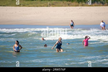 Cape May, Usa. September 2023. Die Leute beobachten die Brandung nach Hurrikan Lee, während die Leute das warme Wetter am Samstag, den 16. September 2023 am Cove Beach in Cape May, New Jersey, genossen. Die Temperaturen lagen am letzten Wochenende vor Herbst in den 80er Jahren. William Thomas Cain/Alamy Live News Stockfoto