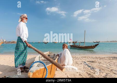 Dhow Holzbootbauer. Bau eines Dhow-Bootes. Dhow Festival Doha Stockfoto