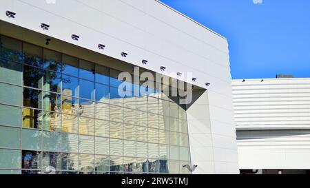 Minimalistisches Foto von einem Äußeren eines modernen Blechgebäudes mit großen Glasvitrinen. Stockfoto